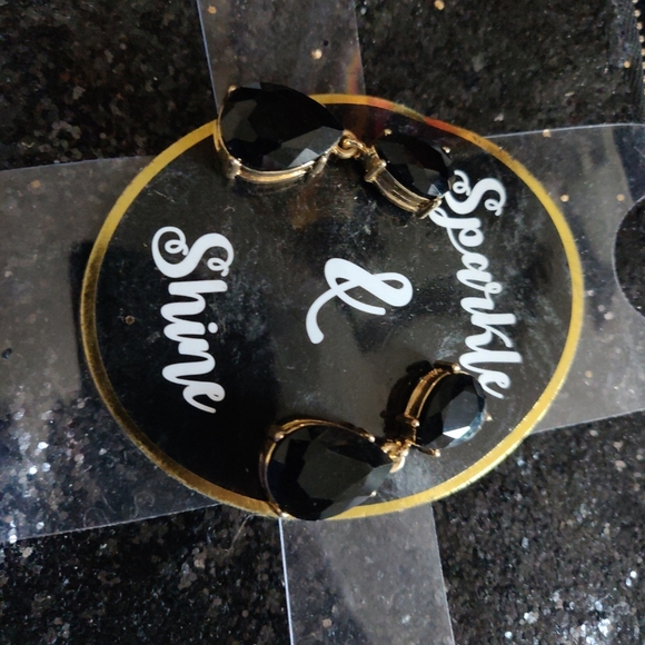 NWT Sparkle and shine wristlet and earring set ( black or gold) - Picture 4 of 5